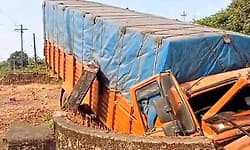 Bhatkal: ಚಾಲಕನ ನಿಯಂತ್ರಣ ತಪ್ಪಿ ಹೆದ್ದಾರಿ ಪಕ್ಕದ ಬಾವಿಗೆ ಉರುಳಿದ ಲಾರಿ... ತಪ್ಪಿದ ದುರಂತ