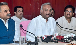 Kalaburagi: ಕೇಂದ್ರದ ಅನುದಾನ ತರಲು ಬಿಜೆಪಿ ಸಂಸದರು ಬಾಯಿ ತೆರೆಯಲಿ: ಪ್ರಿಯಾಂಕ್ ಖರ್ಗೆ