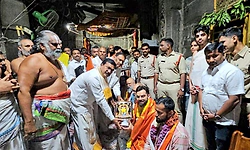 ಸಿಂಹಾಚಲಂ ದೇವಸ್ಥಾನಕ್ಕೆ ಭೇಟಿಯಿತ್ತ ವಿರಾಟ್ ಕೊಹ್ಲಿ 