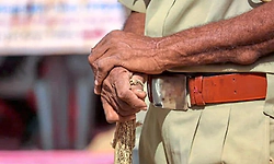 ಉ.ಪ್ರದೇಶ: ರಸ್ತೆಯಲ್ಲಿ ಶವ ಎಸೆದು ಪೊಲೀಸರು ಪರಾರಿ 