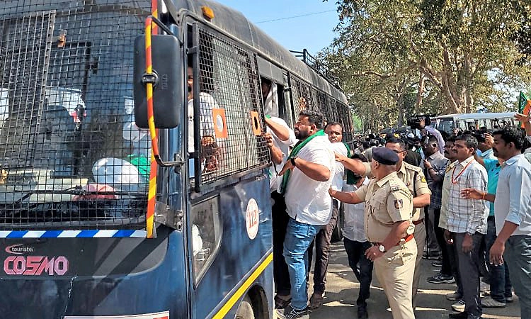 Belagavi: ರಾಜ್ಯ ಸರ್ಕಾರದ ವಿರುದ್ದ ಪ್ರತಿಭಟನೆ ನಡೆಸಿದ ಬಿಜೆಪಿ ನಾಯಕರು ಪೊಲೀಸ್‌ ವಶಕ್ಕೆ