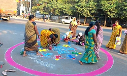 Vijayapura: ಪಿಪಿಪಿ ಮಾದರಿ ವೈದ್ಯಕೀಯ ಕಾಲೇಜು ವಿರೋಧಿಸಿ ರಂಗೋಲಿ ಚಳವಳಿ