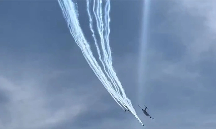 ಬೆಂಗಳೂರು ಏರೋ ಇಂಡಿಯಾ ಶೋ ಪೂರ್ವಾಭ್ಯಾಸ ; ಟ್ರಾಫಿಕ್ ನಲ್ಲಿ ಸಿಲುಕಿ ಜನರ ಪರದಾಟ