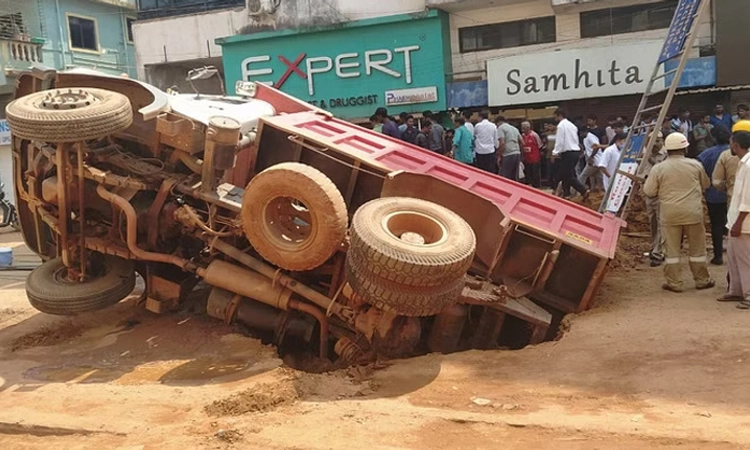 ರಸ್ತೆ ಕಾಮಗಾರಿ ವೇಳೆ ಹೊಂಡಕ್ಕೆ ಉರುಳಿದ ಟ್ರಕ್: ನಾಲ್ವರು ಕಾರ್ಮಿಕರಿಗೆ ಗಂಭೀರ ಗಾಯ