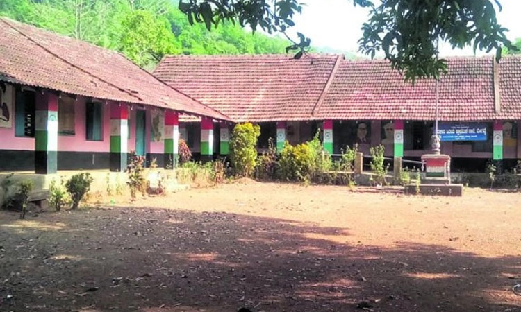 ಹಿರಿಯ-ಕಿರಿಯ ಶಾಲೆಗಳ ವಿಲೀನ ಹತ್ತಿರದಲ್ಲಿರುವ ಶಾಲೆಗಳನ್ನು ಒಂದೆಡೆ ಸೇರಿಸಿ