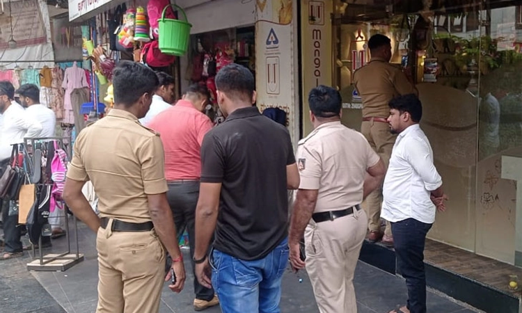 ಮಂಗಳೂರು : ಜ್ಯುವೆಲ್ಲರಿ ಶಾಪ್ ನಲ್ಲಿ ಸಿಬಂದಿಗೆ ಚೂರಿ ಇರಿತ