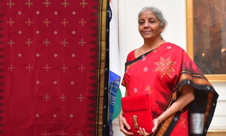 ಧಾರವಾಡದ ಕಸೂತಿ ಕಲೆಯ ಸೀರೆಯುಟ್ಟು ಬಜೆಟ್ ಮಂಡಿಸಿದ ಸಚಿವೆ ನಿರ್ಮಲಾ ಸೀತಾರಾಮನ್