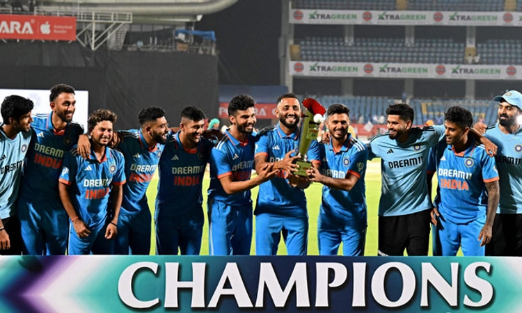 INDvsAUS; ರೋಹಿತ್-ರಾಹುಲ್ ಅಲ್ಲ; ಸರಣಿ ವಿಜೇತ ಟ್ರೋಫಿ ಎತ್ತಿ ಹಿಡಿದ ಆಟಗಾರರು ಯಾರು?