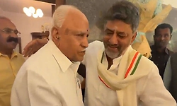 ಒಟ್ಟಾಗಿ ಕೆಲಸ:ಪ್ರಮಾಣವಚನಕ್ಕೂ ಮುನ್ನ ಯಡಿಯೂರಪ್ಪ ಭೇಟಿಯಾದ ಡಿ.ಕೆ.ಶಿವಕುಮಾರ್