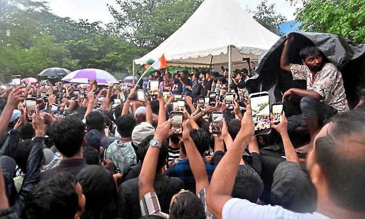 ನಗರದಲ್ಲಿ ಕಾಕ್ರೋಚ್ ಜನತಾ ಪಾರ್ಟಿ ಮೊದಲ ಪ್ರತಿಭಟನೆ