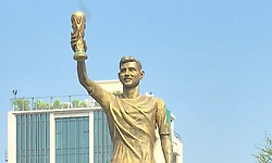 Kolkata's Messi statue back in spotlight after swaying incident alarms passersby