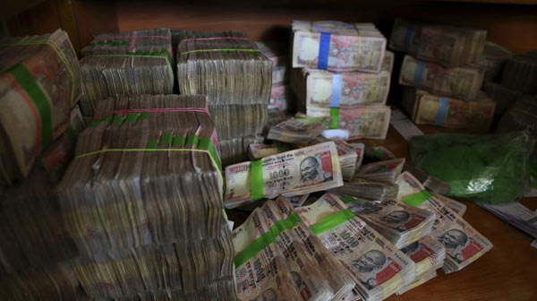 india-hoarding-money.jpg