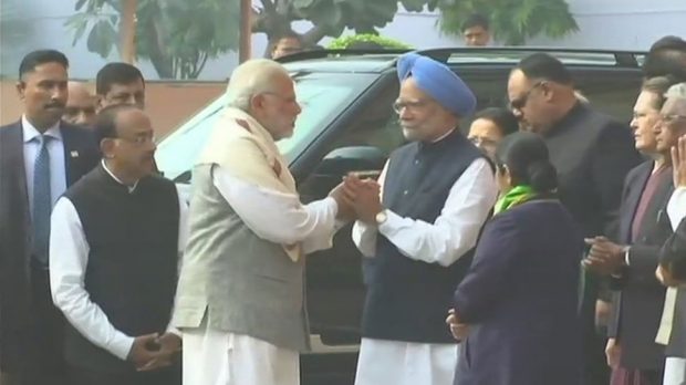 Modi-Manmohan-handshake-700.jpg