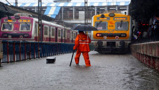 Mumbai-Rain—Train-726