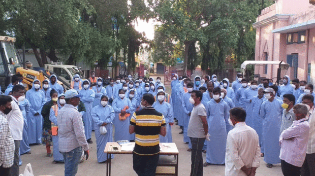 ಚಿಕ್ಕಬಳ್ಳಾಪುರ: ಪೌರ ಕಾರ್ಮಿಕರಿಗೆ ಪಿಪಿಇ ಕಿಟ್ ವಿತರಣೆ