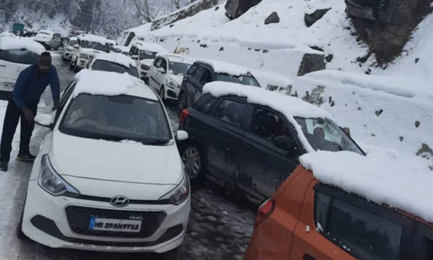 Over 500 Tourists Stranded In Manali Due To Snowfall, Rescue Operation On