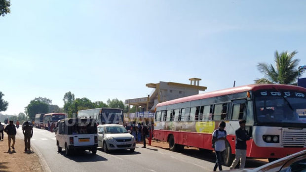 ಗ್ರಾಮೀಣ ಸಾರಿಗೆ ಅವ್ಯವಸ್ಥೆ: ಚಿಕ್ಕಬಳ್ಳಾಪುರದ ಜಾತವಾರ ಗೇಟ್ ಬಳಿ ವಿದ್ಯಾರ್ಥಿಗಳ ಪ್ರತಿಭಟನೆ