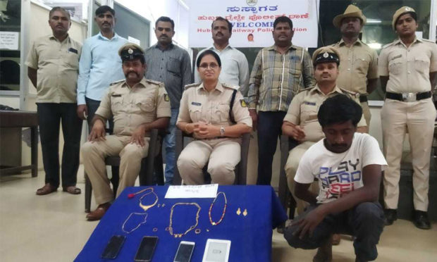 Capture the person; Gold worth Rs 10 lakh seized