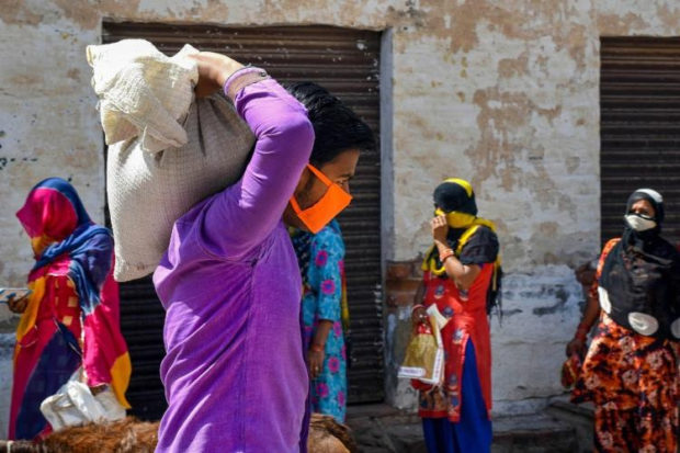 ಹಸಿವು ನೀಗಿಸಿದ ಆಹಾರ ಇಲಾಖೆ : ಲಾಕ್‌ಡೌನ್‌ನಲ್ಲಿ ಬಡವರು-ವಲಸೆ ಕಾರ್ಮಿಕರಿಗೆ ಆಹಾರಧಾನ್ಯ