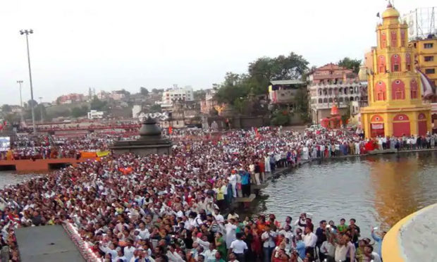 kumbh-mela-in-haridwar-uttarakhand-big-crowds-near-the-river-banks-gathers-throwing-social-distancing-for-a-toss-rak