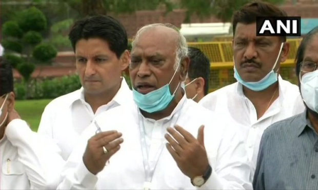 Centre acting in dictatorial manner, not ready to solve Pegasus issue, alleges Mallikarjun Kharge