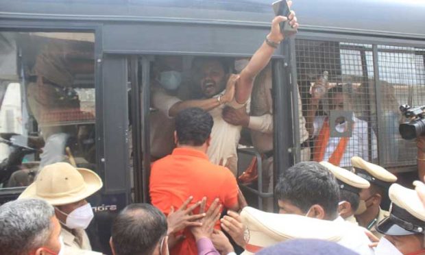 ಮಡಿಕೇರಿ : ಬಿಜೆಪಿ ಪ್ರಮುಖರು, ನಗರಸಭಾ ಸದಸ್ಯರನ್ನು ವಶಕ್ಕೆ ಪಡೆದ ಪೊಲೀಸರು
