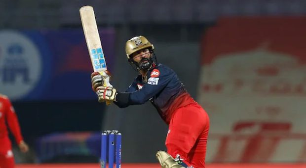 Dinesh Karthik as ice cool as MS Dhoni, says Faf du Plessis