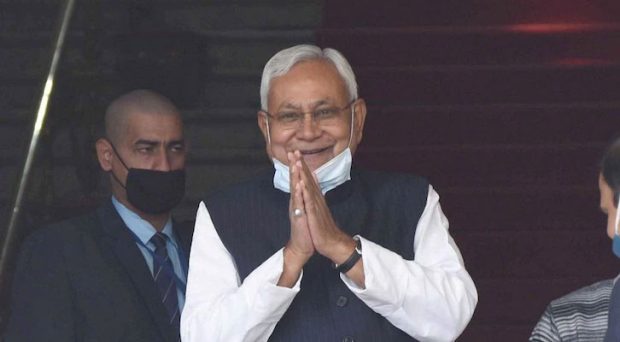 Nitish Kumar called Sonia amid of cold war with bjp