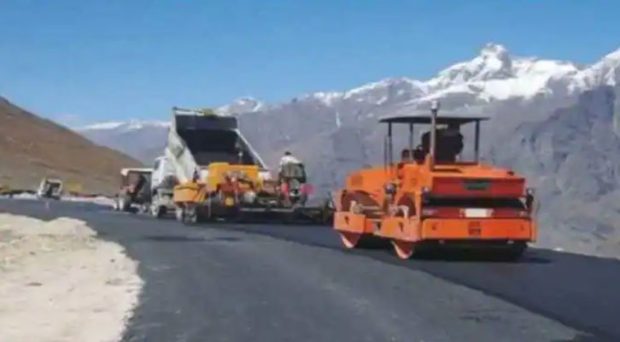 tipper truck topples in Ladakh