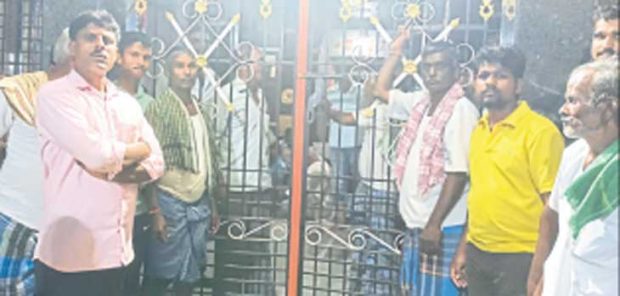 ಬಂಕಾಪುರ: ಕಂದಾಯ ಅಧಿಕಾರಿಗಳ ಕೂಡಿ ಹಾಕಿ ಪ್ರತಿಭಟನೆ