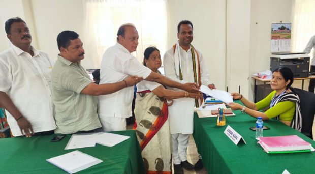 udupi-congress-candidate-prasad-raj-kanchan-submits-nomination