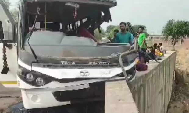 Driver: ಫೋನ್‌ ಕಾಲ್ ನಲ್ಲಿ ಚಾಲಕ ಬ್ಯುಸಿ; ಸೇತುವೆಗೆ ಬಸ್‌ ಢಿಕ್ಕಿಯಾಗಿ 26 ಮಂದಿಗೆ ಗಾಯ