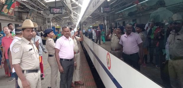 TrainChikkamagaluru: ವಂದೇ ಭಾರತ್ ಎಕ್ಸ್‌ಪ್ರೆಸ್‌ ರೈಲಿಗೆ ಕಲ್ಲೆಸೆದ ಕಿಡಿಗೇಡಿಗಳು