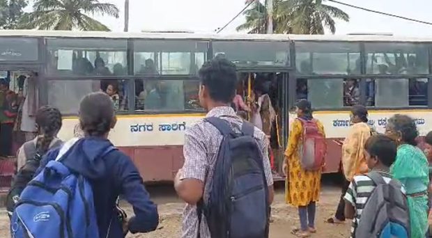 People on free bus: School children are wandering without bus