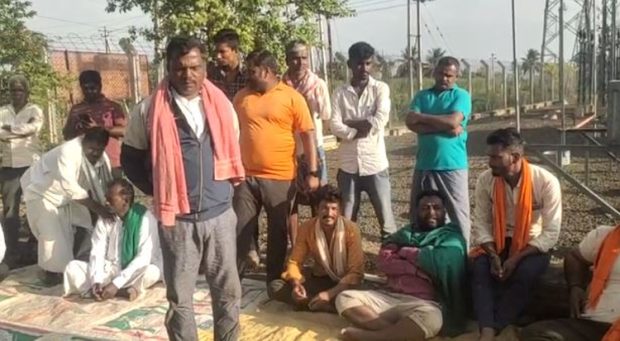 Protest: ಸಮರ್ಪಕ ವಿದ್ಯುತ್ ಪೂರೈಕೆಗೆ ಆಗ್ರಹಿಸಿ ಹೆಸ್ಕಾಂ ವಿರುದ್ಧ ರೈತರ ಆಹೋರಾತ್ರಿ ಧರಣಿ