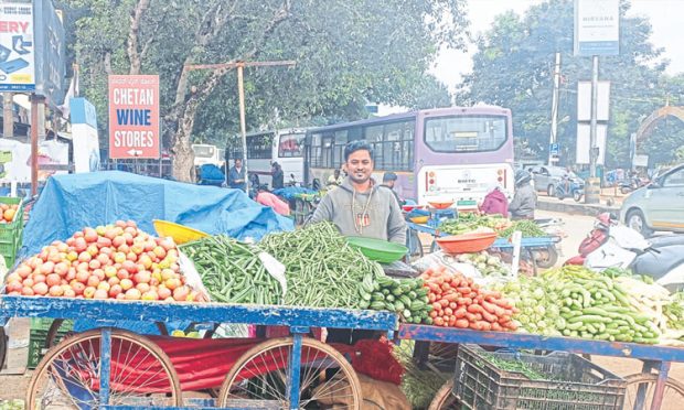 Vegetable prices: ತರಕಾರಿ ಬೆಲೆ ಇಳಿಕೆ: ರೈತರು ಕಂಗಾಲು