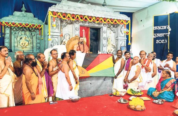 PaduKuthyaru ಧ್ವಜವು ಏಕತೆಯ ದ್ಯೋತಕವಾಗಲಿ: ಆನೆಗುಂದಿ ಶ್ರೀ