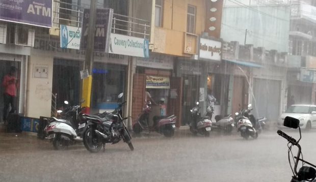 Rain: ಹುಣಸೂರು ತಾಲೂಕಿನಾದ್ಯಂತ ಗುಡುಗು ಸಹಿತ ಧಾರಾಕಾರ ಮಳೆ, ಜನಜೀವನ ಅಸ್ತವ್ಯಸ್ತ