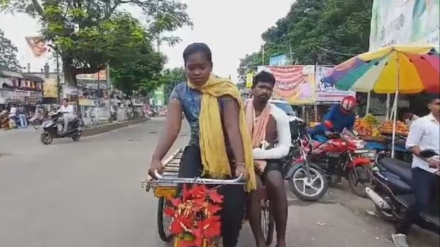 Odisha: ಗಾಯಗೊಂಡ ತಂದೆಯ ಚಿಕಿತ್ಸೆಗಾಗಿ 35 ಕಿ.ಮೀ. ಸೈಕಲ್ ರಿಕ್ಷಾ ತುಳಿದ ಮಗಳು