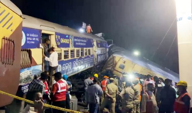 Andhra Train Mishap: ಸಾವಿನ ಸಂಖ್ಯೆ 13ಕ್ಕೆ ಏರಿಕೆ, ರಕ್ಷಣಾ ಕಾರ್ಯಾಚರಣೆ ಮುಂದುವರೆದಿದೆ