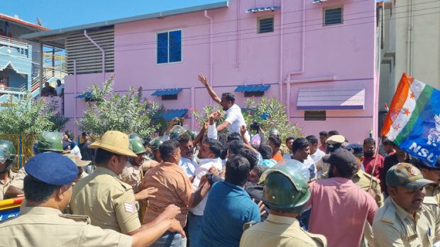 Protest: BJP ರಾಜ್ಯಾಧ್ಯಕ್ಷ ವಿಜಯೇಂದ್ರ ಮನೆಗೆ ಮುತ್ತಿಗೆ ಯತ್ನ… NSUI ಕಾರ್ಯಕರ್ತರ ಬಂಧನ