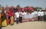Protest: ಕಾರ್ಖಾನೆಗೆ ಭೂಮಿ ಕೊಟ್ಟ ರೈತರಿಂದ ರಸ್ತೆಗಾಗಿ ಪ್ರತಿಭಟನೆ