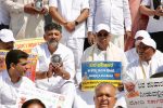 Siddu protest drought – X @Karnataka Congress