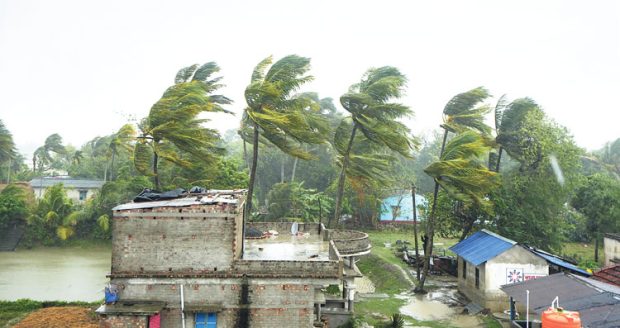 Cyclone ಬಾಂಗ್ಲಾ ಕರಾವಳಿಗೆ ರೆಮಲ್‌; ಧಾರಾಕಾರ ಮಳೆ,ತಾಸಿಗೆ 130 ಕಿ.ಮೀ.ವೇಗದಲ್ಲಿ ಚಂಡಮಾರುತ